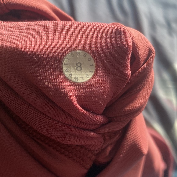 Size 8 pink Lululemon leggings - Picture 3 of 3